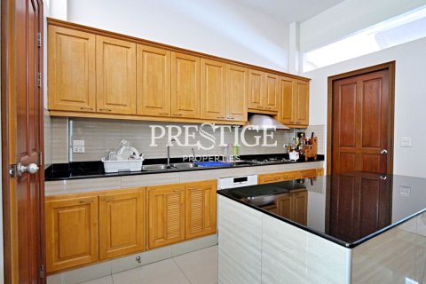 House in Pattaya, Thailand 3 bedrooms № 198682 - photo 8
