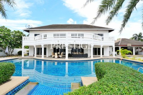 House in Pattaya, Thailand 7 bedrooms № 198683