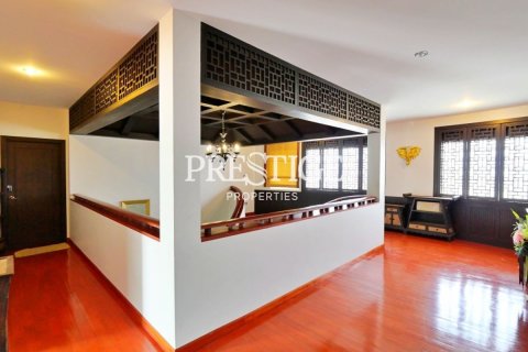 House in Pattaya, Thailand 7 bedrooms № 198683 - photo 21