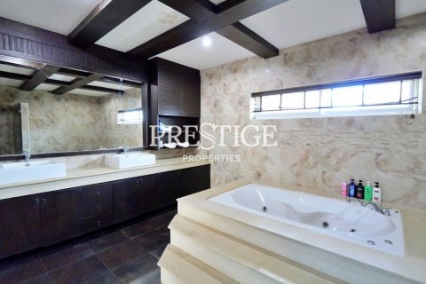 House in Pattaya, Thailand 7 bedrooms № 198683 - photo 27