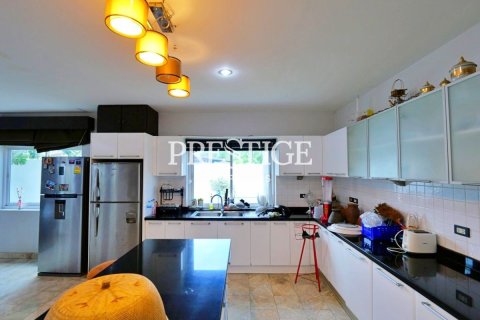 House in Pattaya, Thailand 7 bedrooms № 198683 - photo 11
