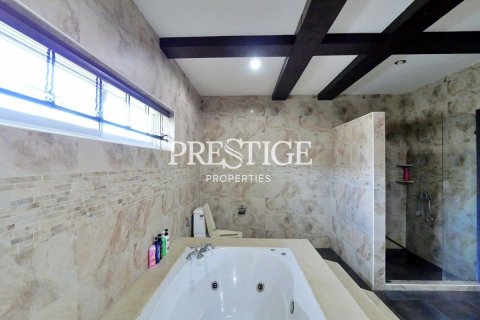 House in Pattaya, Thailand 7 bedrooms № 198683 - photo 28