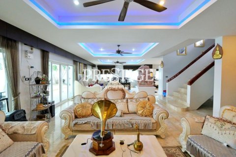 House in Pattaya, Thailand 7 bedrooms № 198683 - photo 7