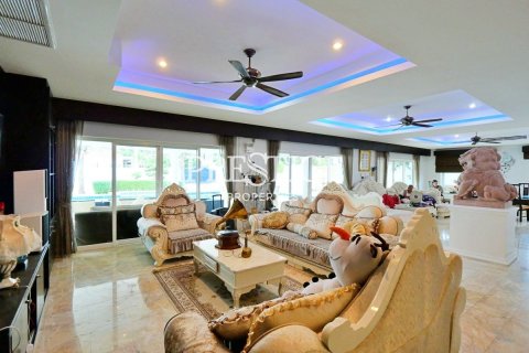 House in Pattaya, Thailand 7 bedrooms № 198683 - photo 8