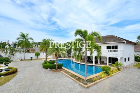 House in Pattaya, Thailand 7 bedrooms № 198683 - photo 2