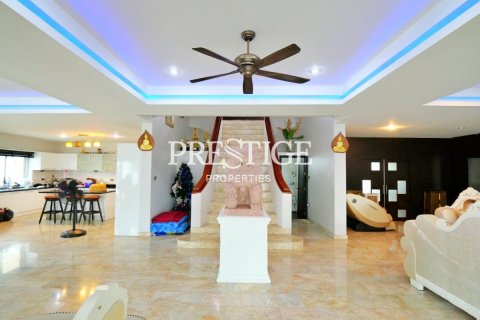 House in Pattaya, Thailand 7 bedrooms № 198683 - photo 5