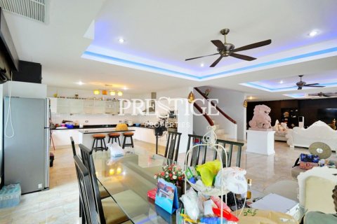 House in Pattaya, Thailand 7 bedrooms № 198683 - photo 14