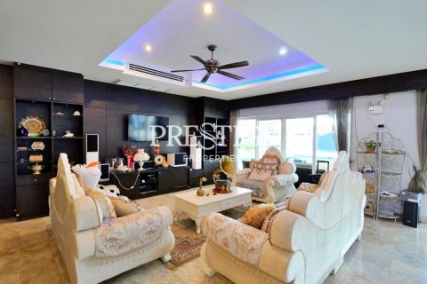 House in Pattaya, Thailand 7 bedrooms № 198683 - photo 9