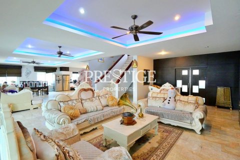 House in Pattaya, Thailand 7 bedrooms № 198683 - photo 6