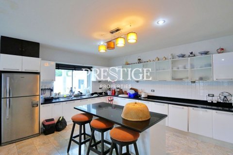House in Pattaya, Thailand 7 bedrooms № 198683 - photo 13