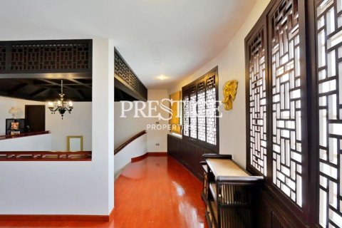 House in Pattaya, Thailand 7 bedrooms № 198683 - photo 20