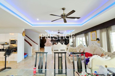 House in Pattaya, Thailand 7 bedrooms № 198683 - photo 15