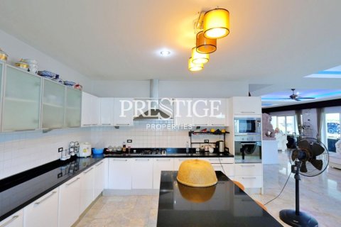 House in Pattaya, Thailand 7 bedrooms № 198683 - photo 12
