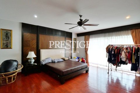 House in Pattaya, Thailand 7 bedrooms № 198683 - photo 24
