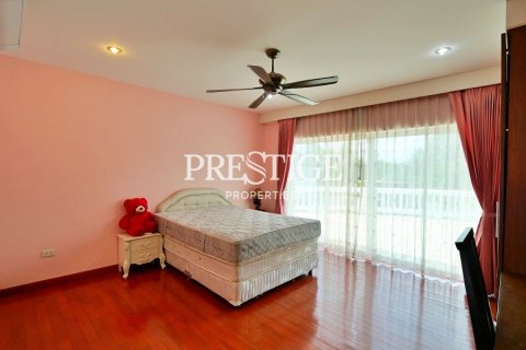 House in Pattaya, Thailand 7 bedrooms № 198683 - photo 30