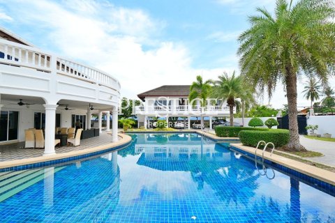 House in Pattaya, Thailand 7 bedrooms № 198683 - photo 3