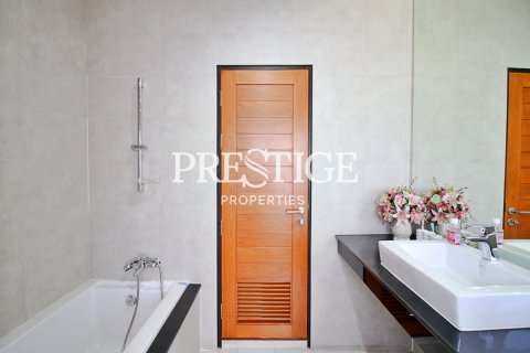 House in Pattaya, Thailand 3 bedrooms № 198680 - photo 16