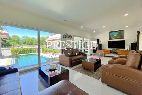 House in Pattaya, Thailand 3 bedrooms № 198680 - photo 3