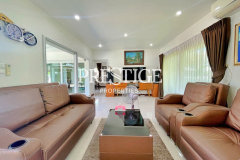 House in Pattaya, Thailand 3 bedrooms № 198680 - photo 4