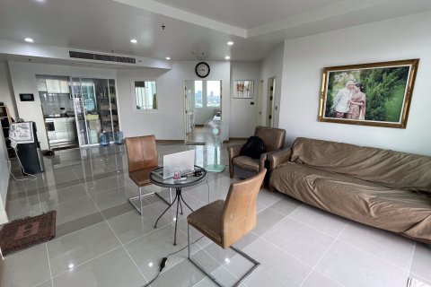 Condo in Huai Khwang, Bangkok, Thailand, 3 bedrooms  № 161137 - photo 2