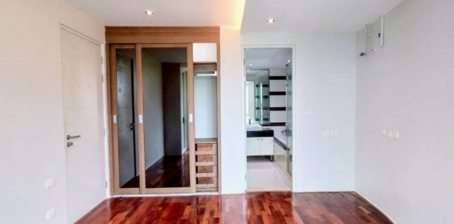 Studio in the Condo in Watthana, Bangkok, Thailand  № 161138