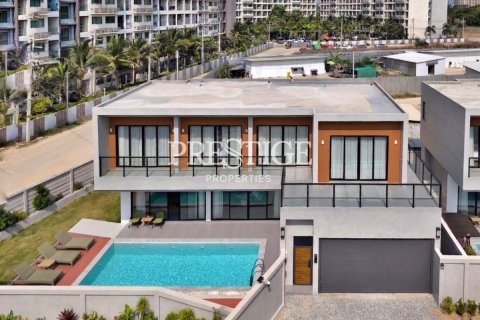 House in Pattaya, Thailand 5 bedrooms № 197611