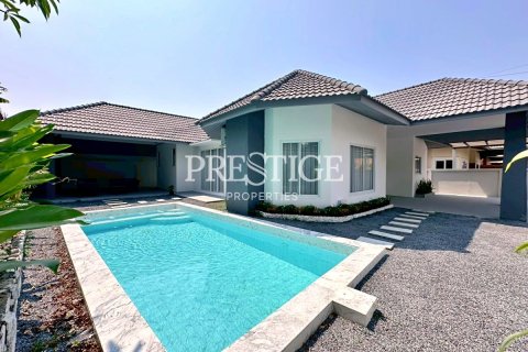 House in Pattaya, Thailand 4 bedrooms № 197607