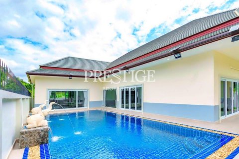 House in Pattaya, Thailand 4 bedrooms № 197608