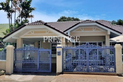 House in Pattaya, Thailand 4 bedrooms № 198130