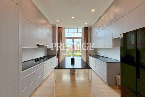 House in Pattaya, Thailand 4 bedrooms № 198125 - photo 8