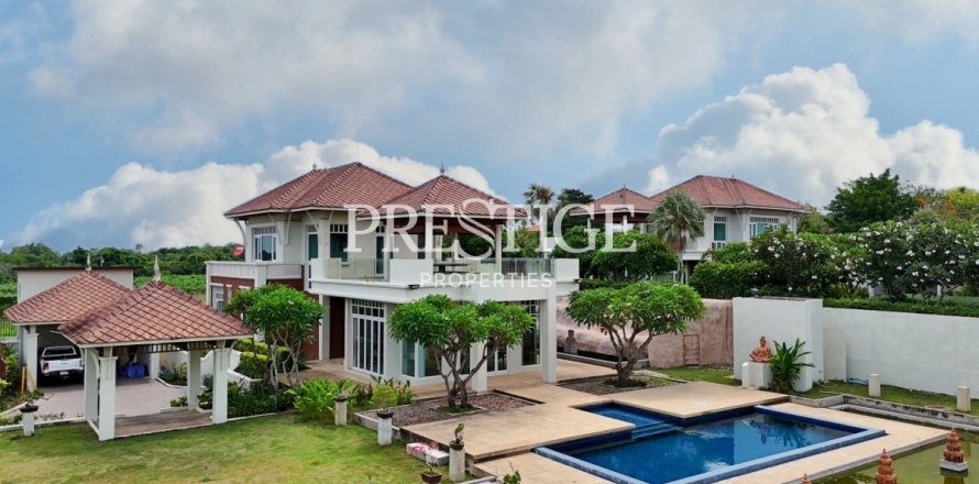 House in Pattaya, Thailand 4 bedrooms № 198125