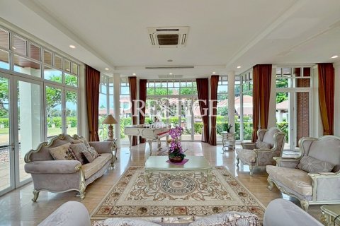 House in Pattaya, Thailand 4 bedrooms № 198125 - photo 2