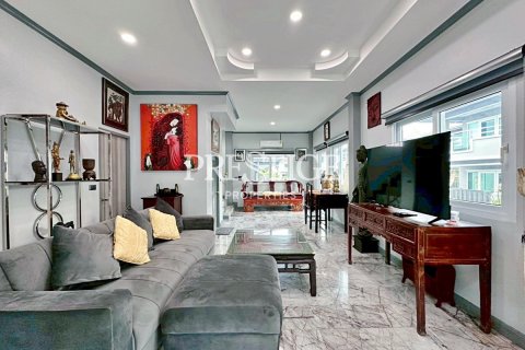 House in Pattaya, Thailand 9 bedrooms № 198129 - photo 3
