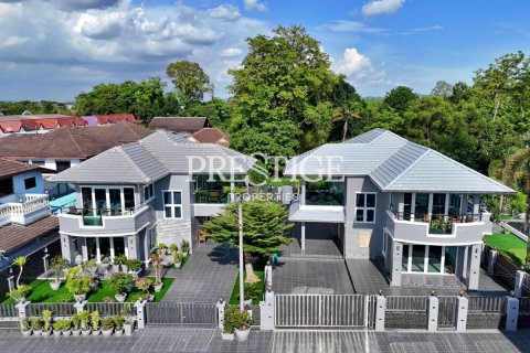 House in Pattaya, Thailand 9 bedrooms № 198129 - photo 10
