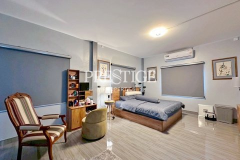 House in Pattaya, Thailand 9 bedrooms № 198129 - photo 28