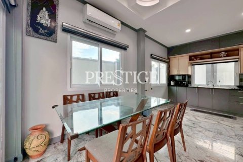 House in Pattaya, Thailand 9 bedrooms № 198129 - photo 4