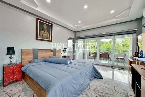 House in Pattaya, Thailand 9 bedrooms № 198129 - photo 6