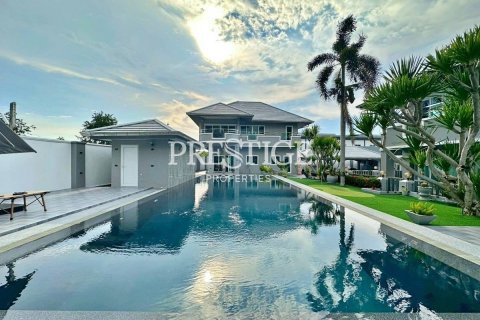 House in Pattaya, Thailand 9 bedrooms № 198129 - photo 2