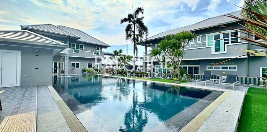 House in Pattaya, Thailand 9 bedrooms № 198129