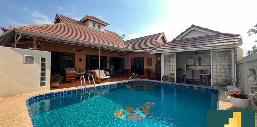 Casa de 4 dormitorios en Pattaya, Tailandia № 211363