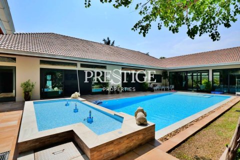House in Pattaya, Thailand 4 bedrooms № 198712