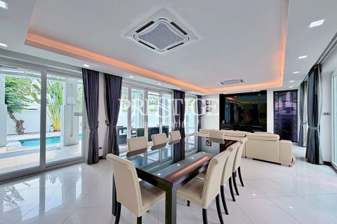 House in Pattaya, Thailand 4 bedrooms № 198718 - photo 6