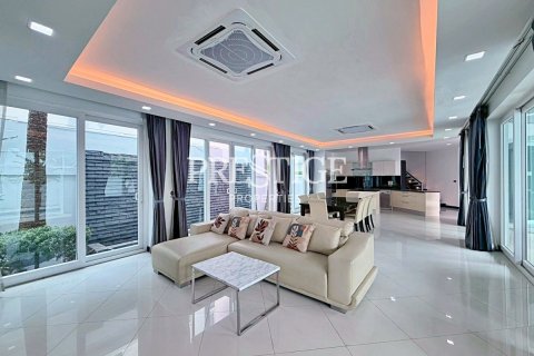 House in Pattaya, Thailand 4 bedrooms № 198718 - photo 4