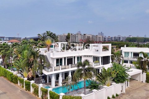 House in Pattaya, Thailand 4 bedrooms № 198718