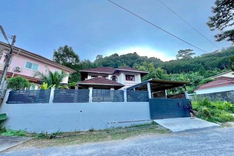 House in Kathu, Thailand 4 bedrooms № 154317 - photo 1