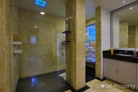 House in Pattaya, Thailand 3 bedrooms № 181271 - photo 25