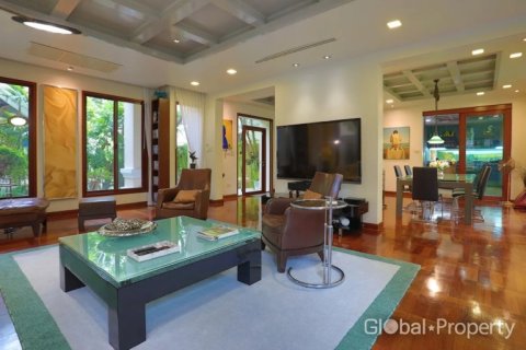 House in Pattaya, Thailand 3 bedrooms № 181271 - photo 11