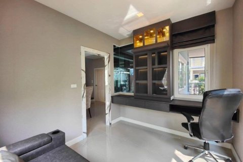 House in Bang Kaeo, Thailand 4 bedrooms № 173665 - photo 6