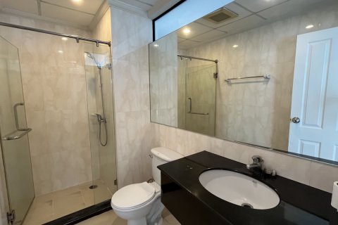 Кондоминиум с 2 спальнями в Ваттхане, Бангкок, Таиланд № 154964 - фото 12