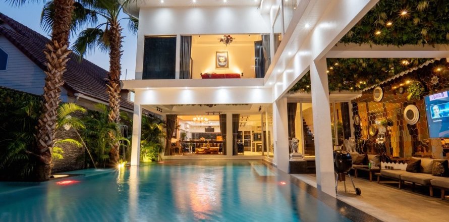 Вилла в Паттайе, Таиланд с 8 спальнями № 164130